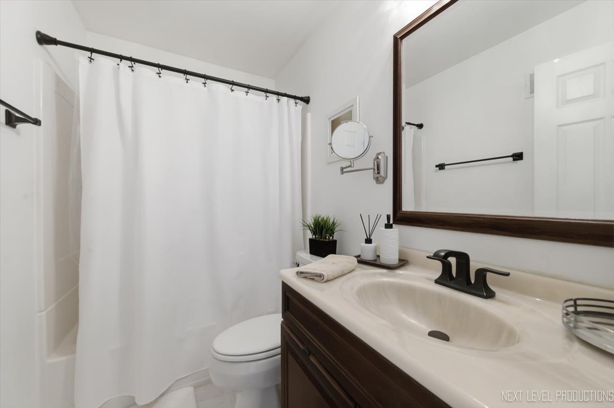 320 ESSEX Court, Aurora, IL 60504