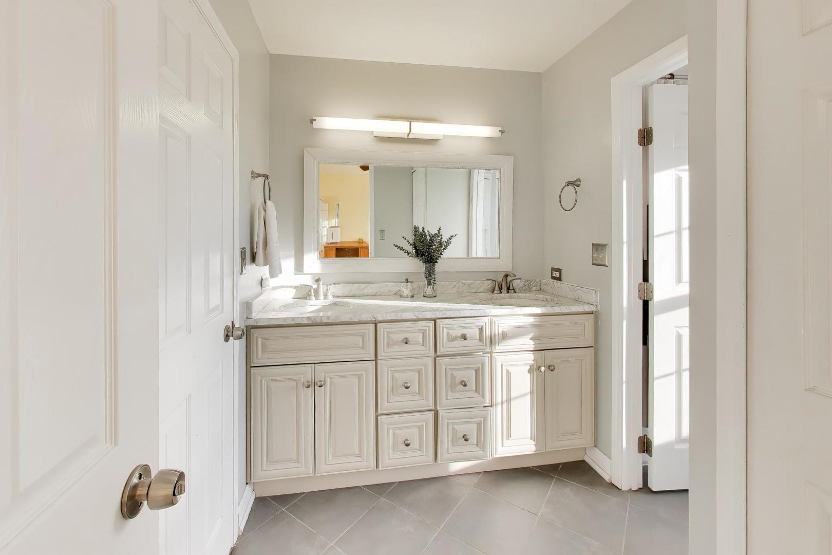 1422 Welland Court #1422, Roselle, IL 60172