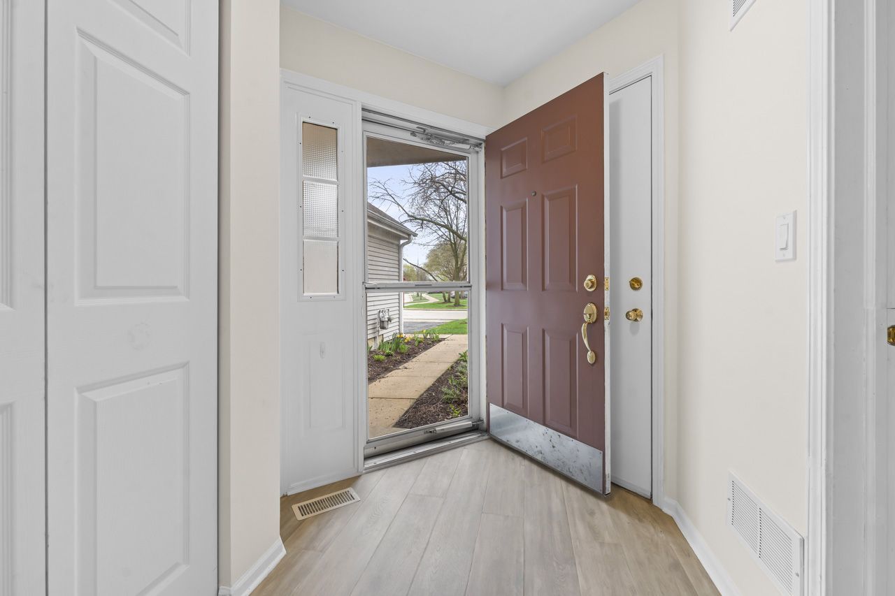 24 Millers Lane, Mount Prospect, IL 60056