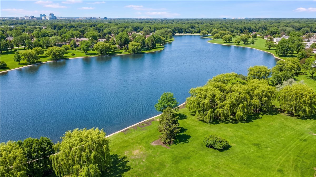 124 Boardwalk Drive #2E, Elk Grove Village, IL 60007