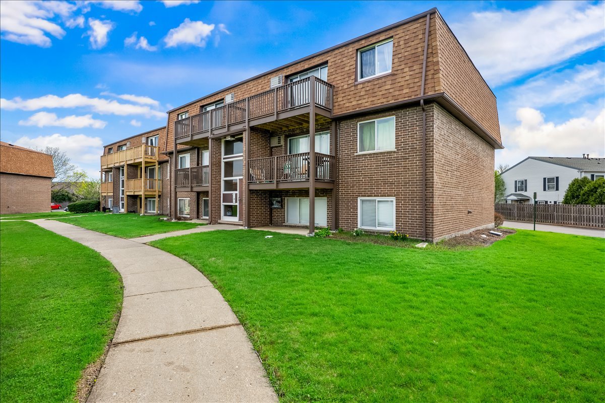124 Boardwalk Drive #2E, Elk Grove Village, IL 60007
