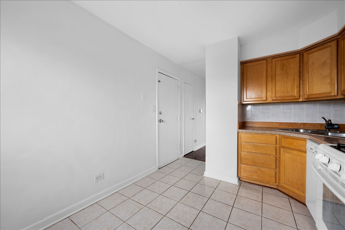 124 Boardwalk Drive #2E, Elk Grove Village, IL 60007