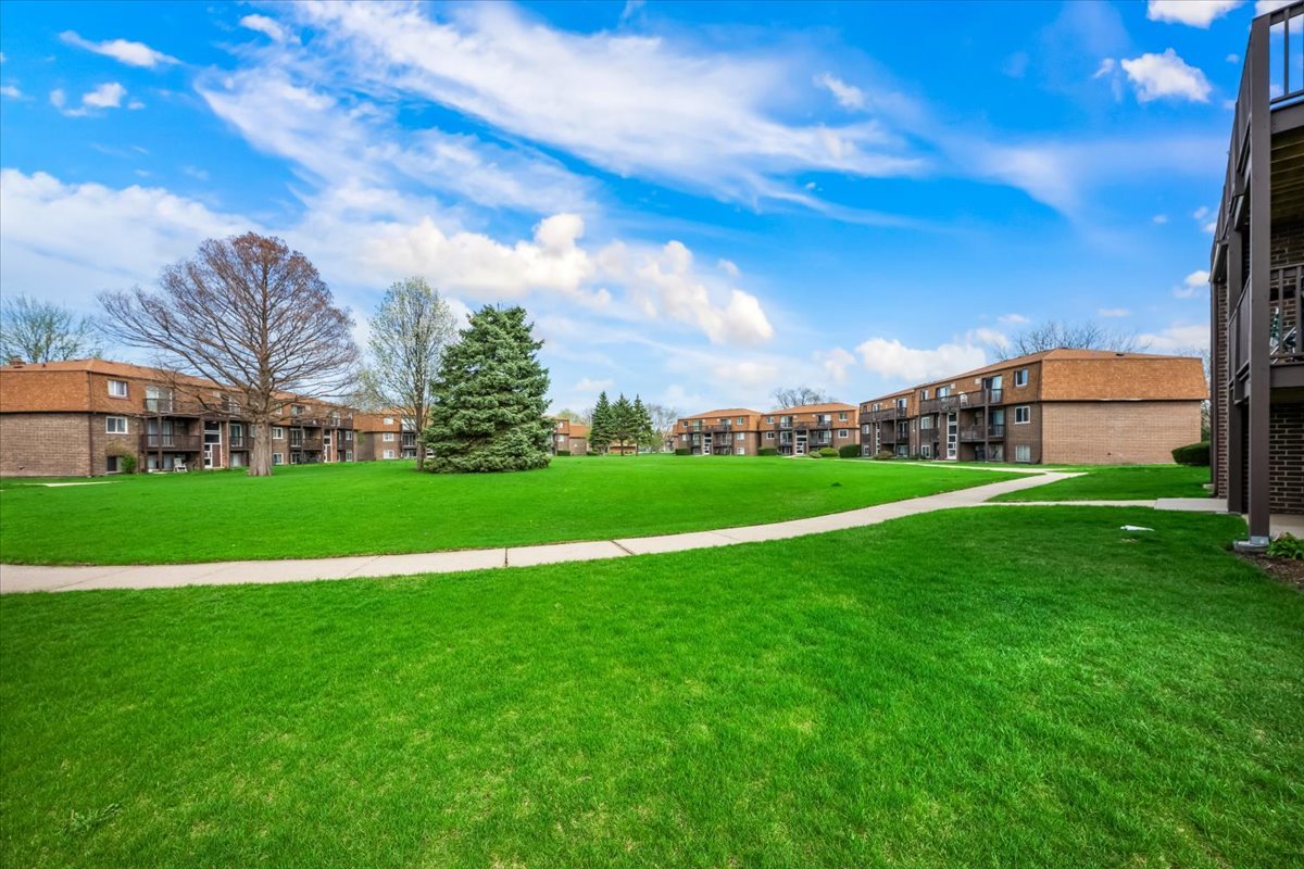 124 Boardwalk Drive #2E, Elk Grove Village, IL 60007