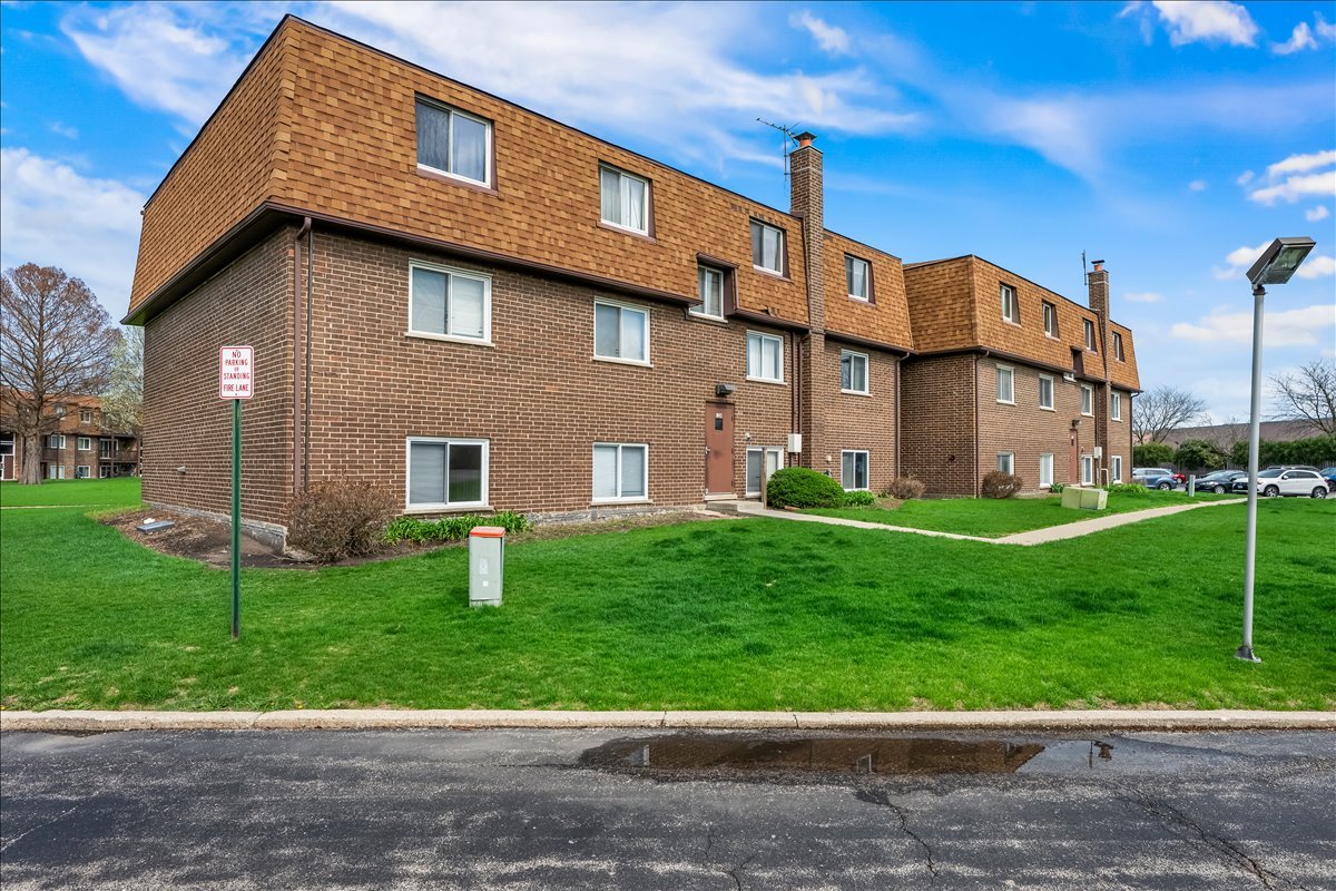 124 Boardwalk Drive #2E, Elk Grove Village, IL 60007