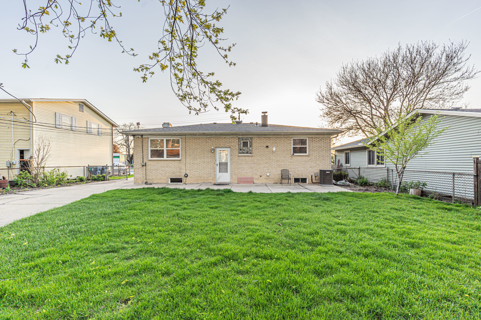 1423 S Busse Road, Mount Prospect, IL 60056