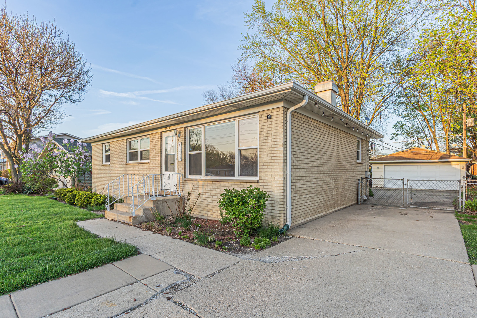 1423 S Busse Road, Mount Prospect, IL 60056