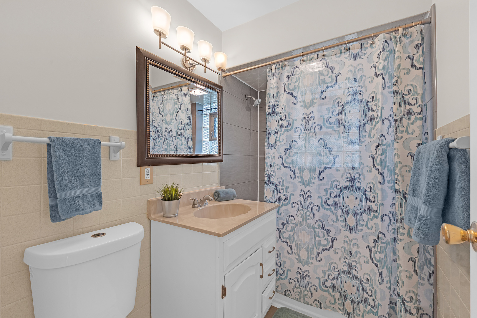 1423 S Busse Road, Mount Prospect, IL 60056