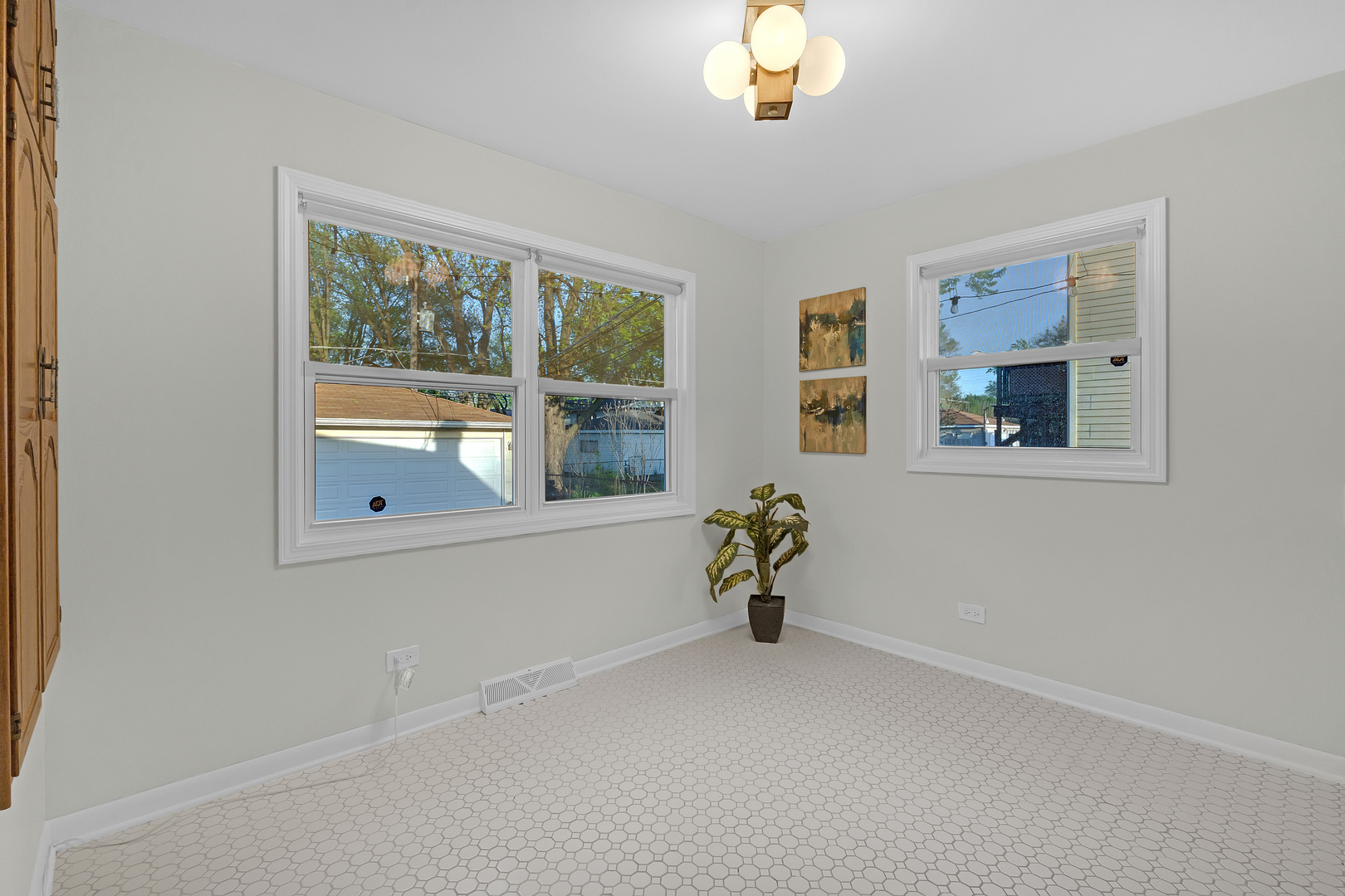 1423 S Busse Road, Mount Prospect, IL 60056