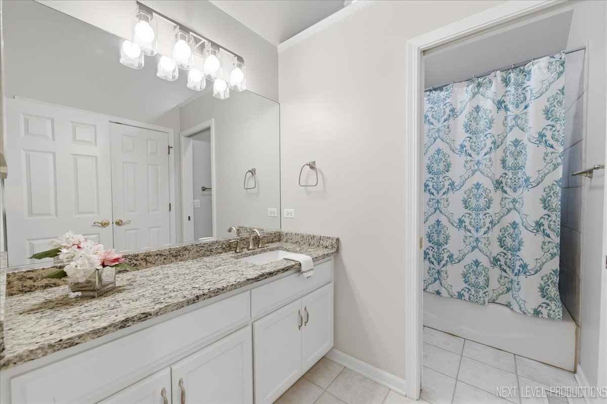 2595 Ginger Woods Drive, Aurora, IL 60502