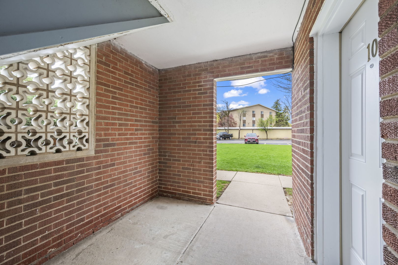 1101 HOLIDAY Lane #10, Des Plaines, IL 60016