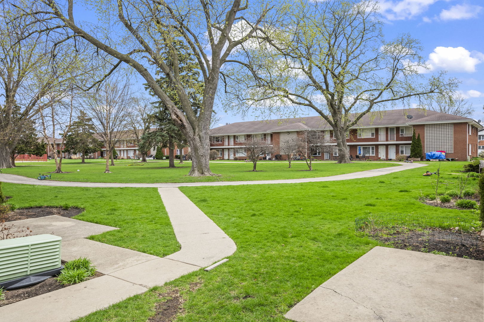 1101 HOLIDAY Lane #10, Des Plaines, IL 60016