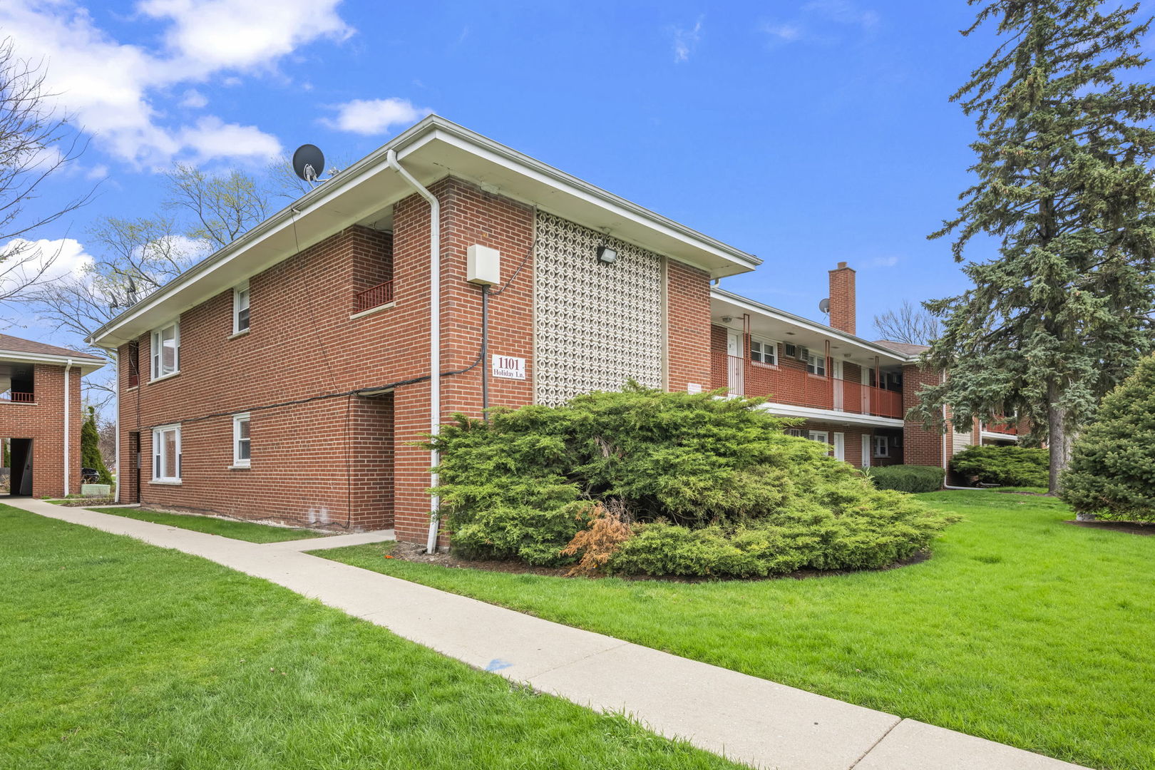 1101 HOLIDAY Lane #10, Des Plaines, IL 60016