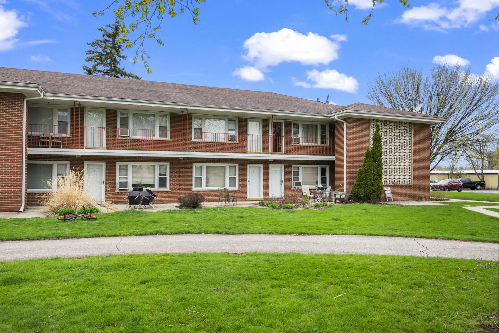 1101 HOLIDAY Lane #10, Des Plaines, IL 60016