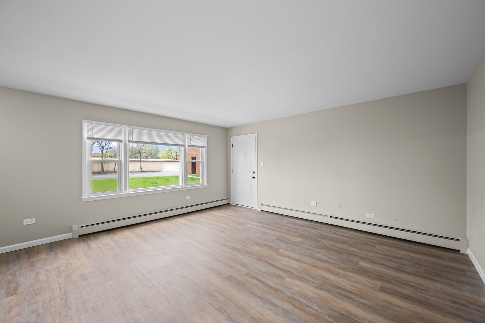 1101 HOLIDAY Lane #10, Des Plaines, IL 60016