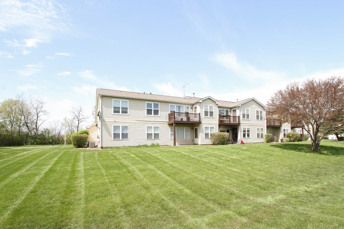 400 Woodview Circle #A, Elgin, IL 60120
