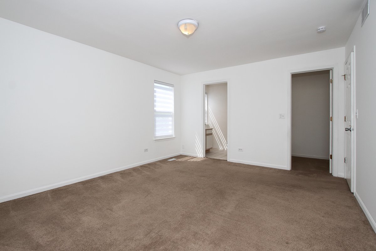 400 Woodview Circle #A, Elgin, IL 60120