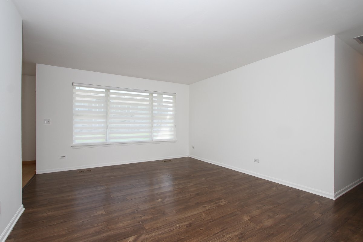 400 Woodview Circle #A, Elgin, IL 60120