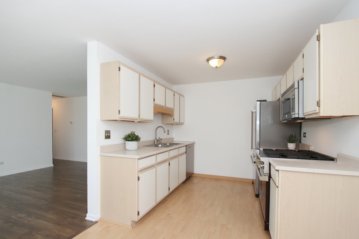 400 Woodview Circle #A, Elgin, IL 60120