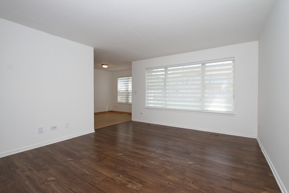 400 Woodview Circle #A, Elgin, IL 60120