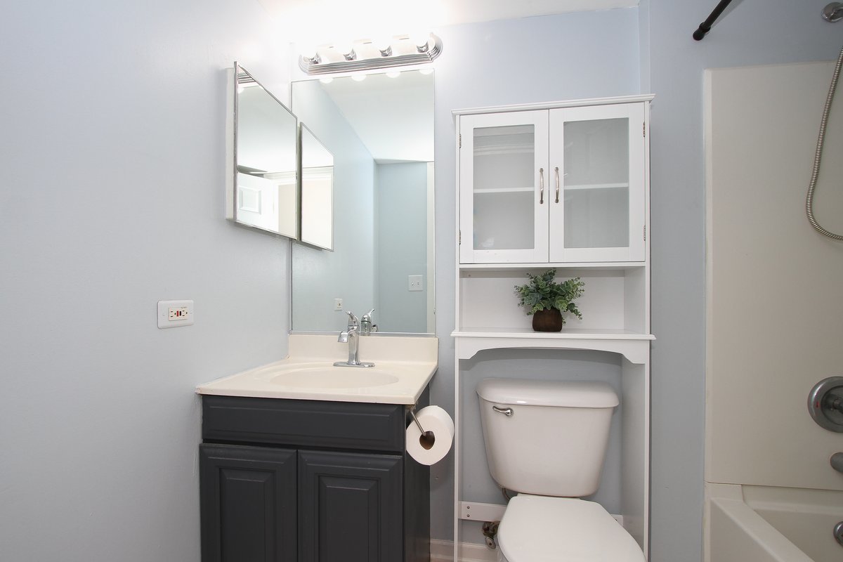 400 Woodview Circle #A, Elgin, IL 60120