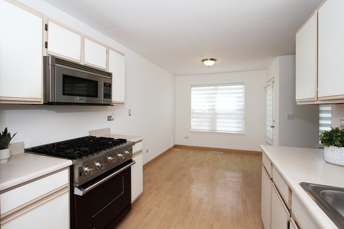 400 Woodview Circle #A, Elgin, IL 60120