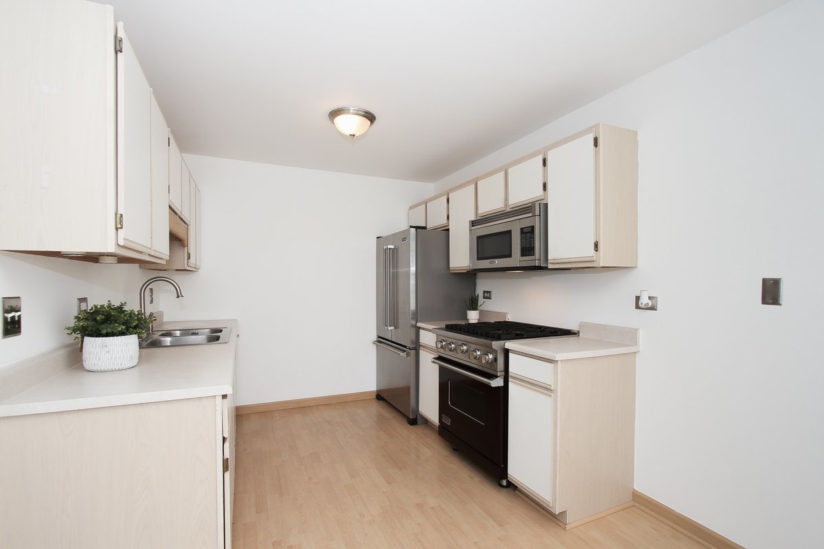 400 Woodview Circle #A, Elgin, IL 60120