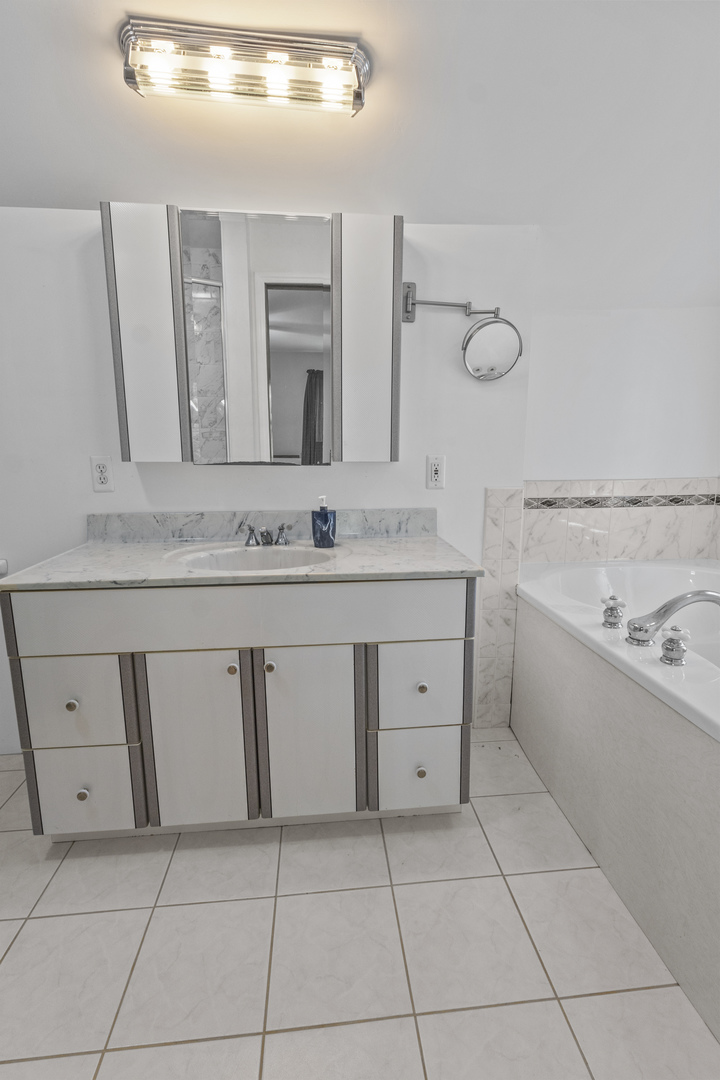 9619 E 11000 Road, Grant Park, IL 60940