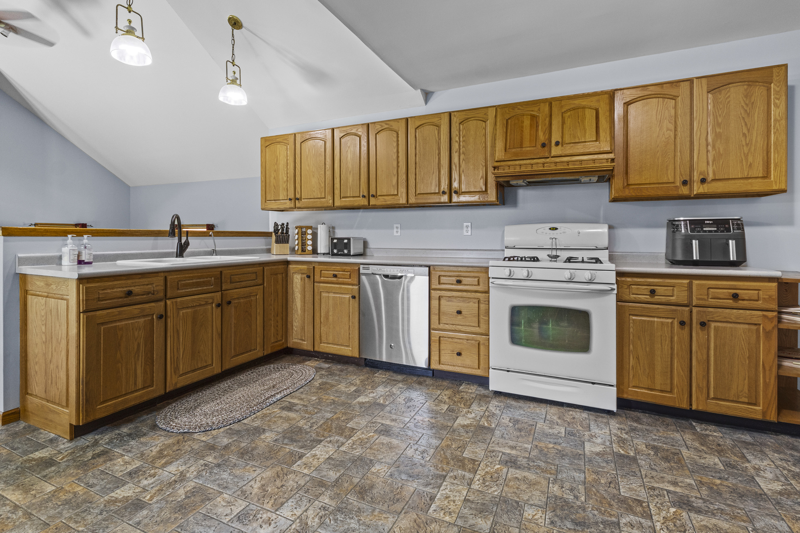 9619 E 11000 Road, Grant Park, IL 60940