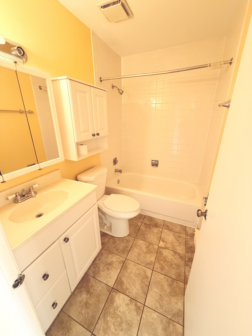 162 S Waters Edge Drive #301, Glendale Heights, IL 60139