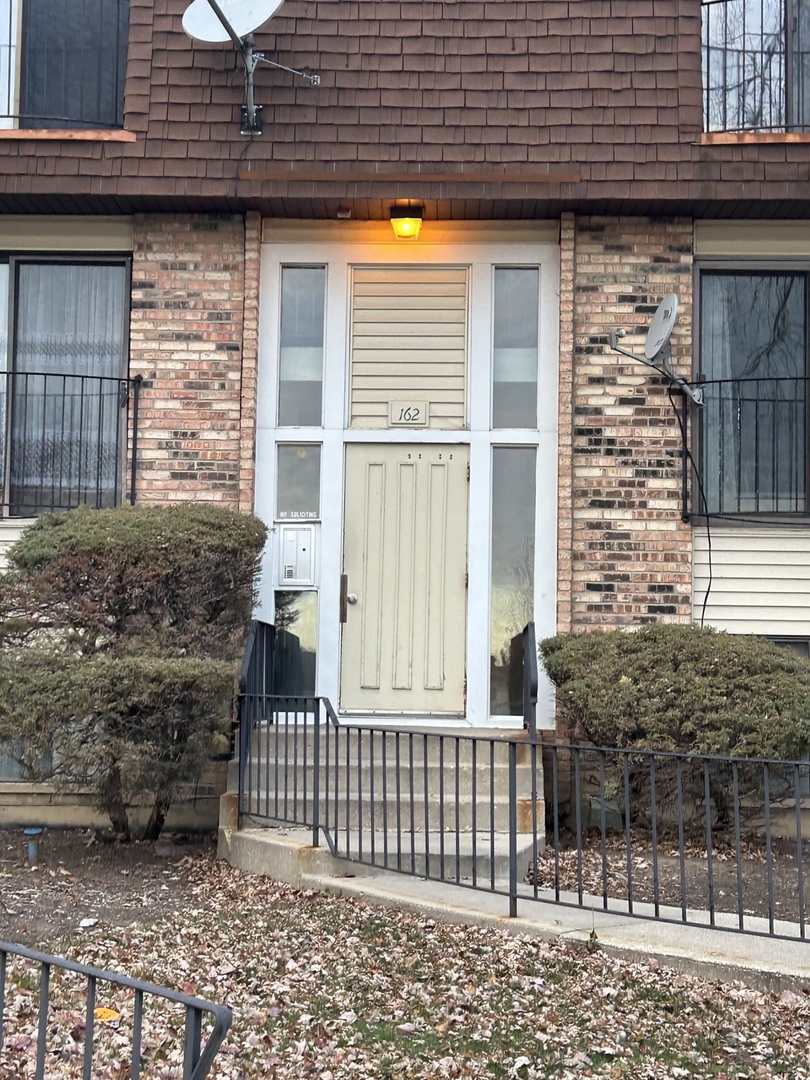 162 S Waters Edge Drive #301, Glendale Heights, IL 60139