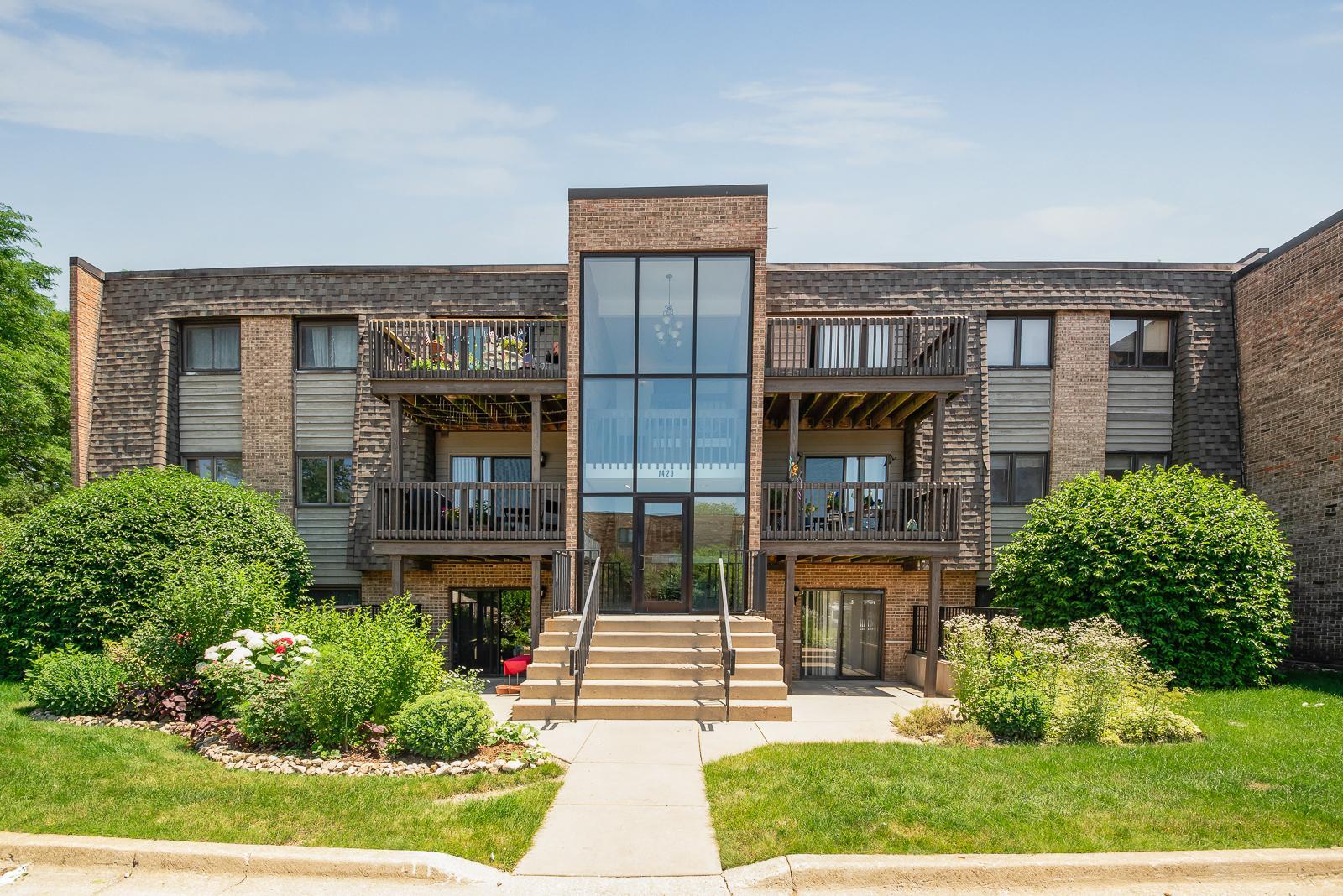 1420 STONEBRIDGE Circle #5N, Wheaton, IL 60189