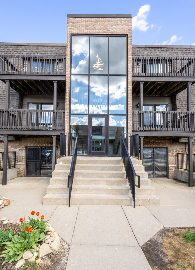 1420 STONEBRIDGE Circle #5N, Wheaton, IL 60189