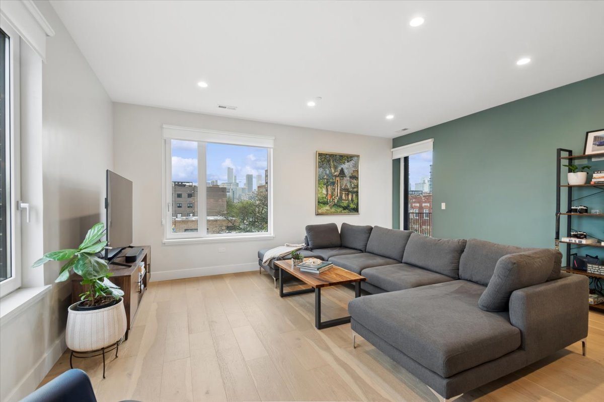 550 N Ogden Avenue #4N, Chicago, IL 60642