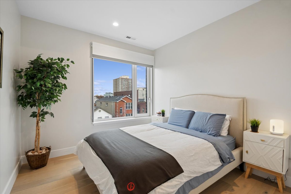 550 N Ogden Avenue #4N, Chicago, IL 60642