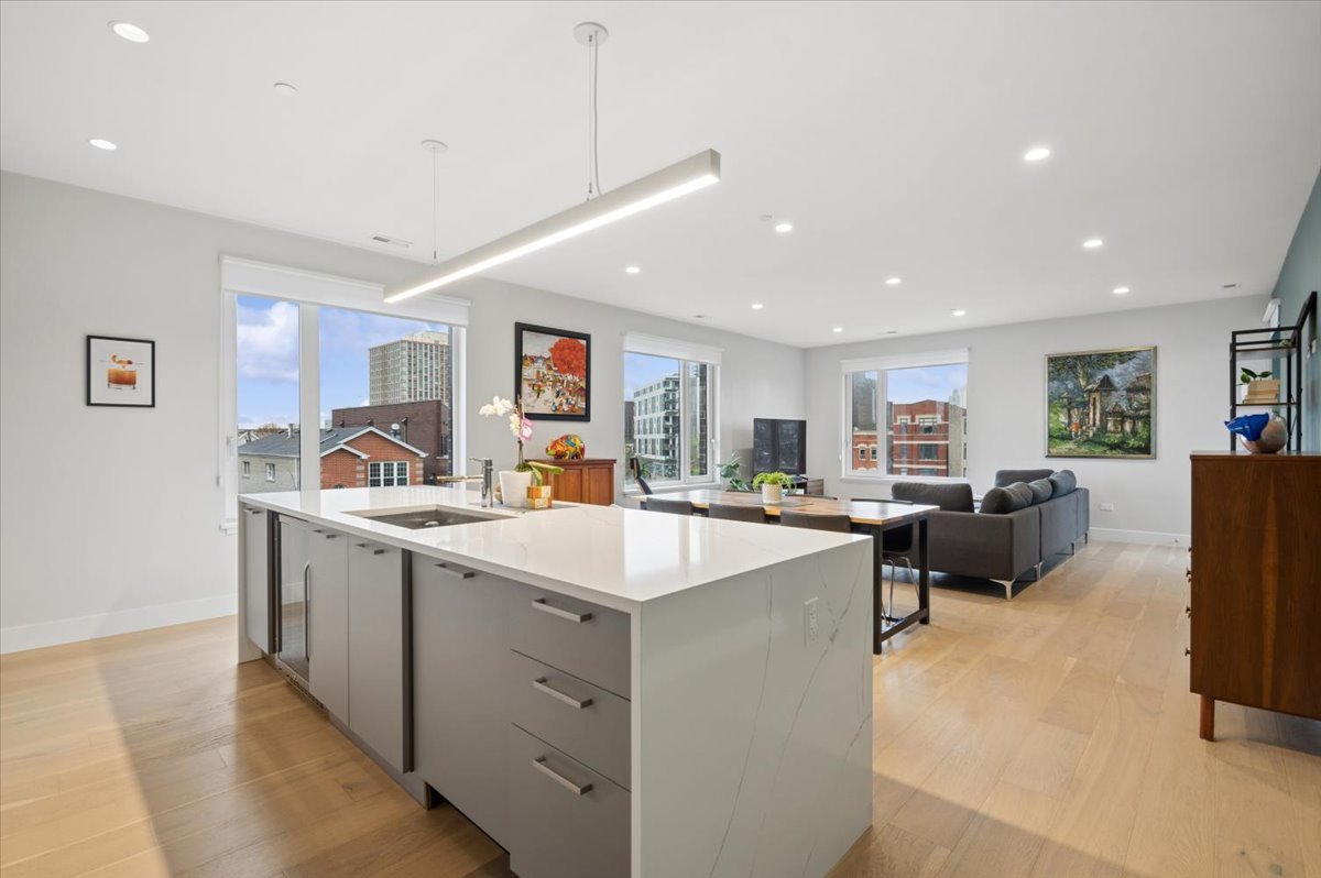 550 N Ogden Avenue #4N, Chicago, IL 60642