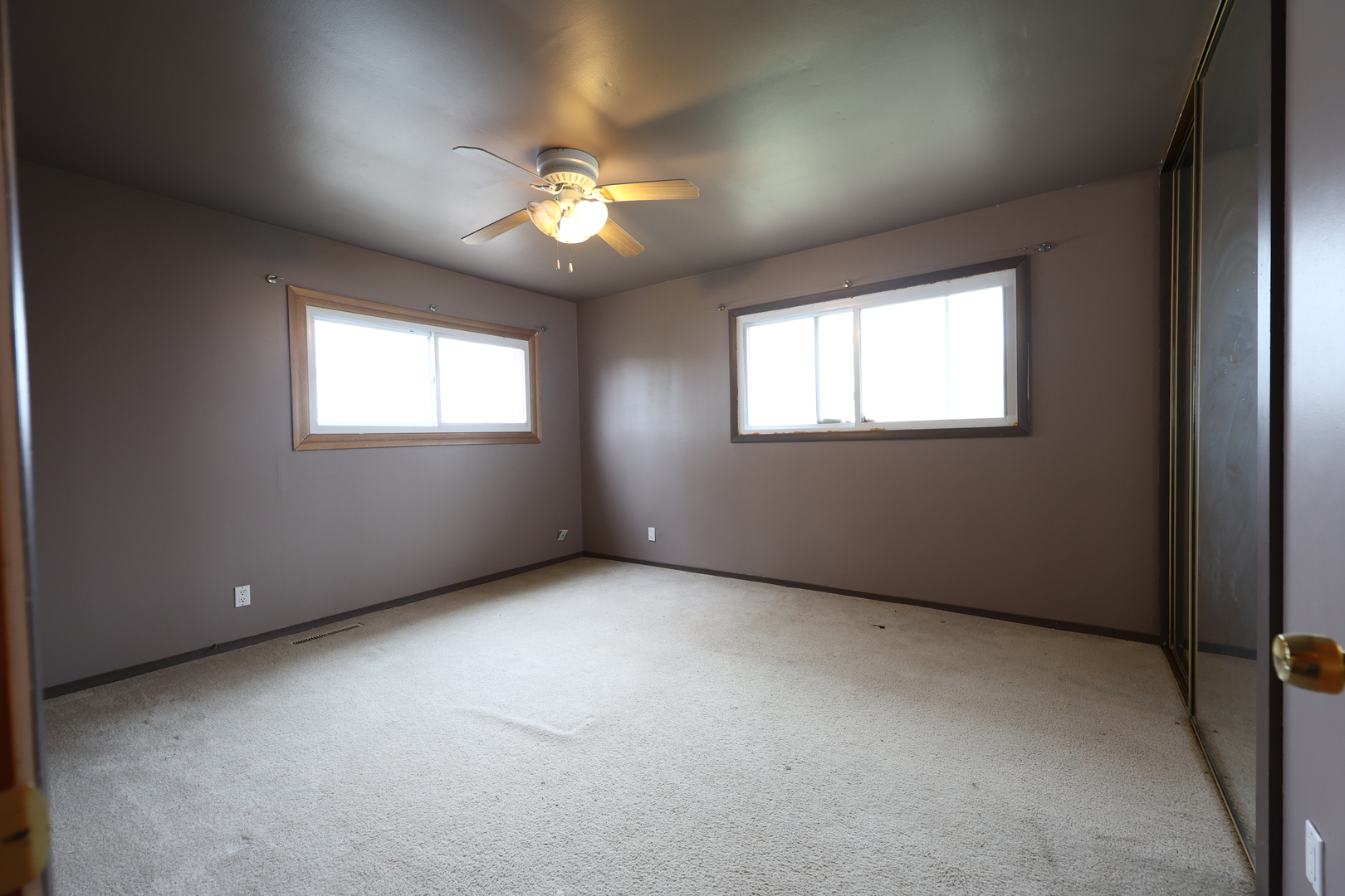 704 LINCOLNWOOD Drive, Streamwood, IL 60107