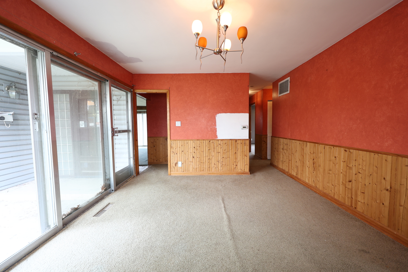 704 LINCOLNWOOD Drive, Streamwood, IL 60107