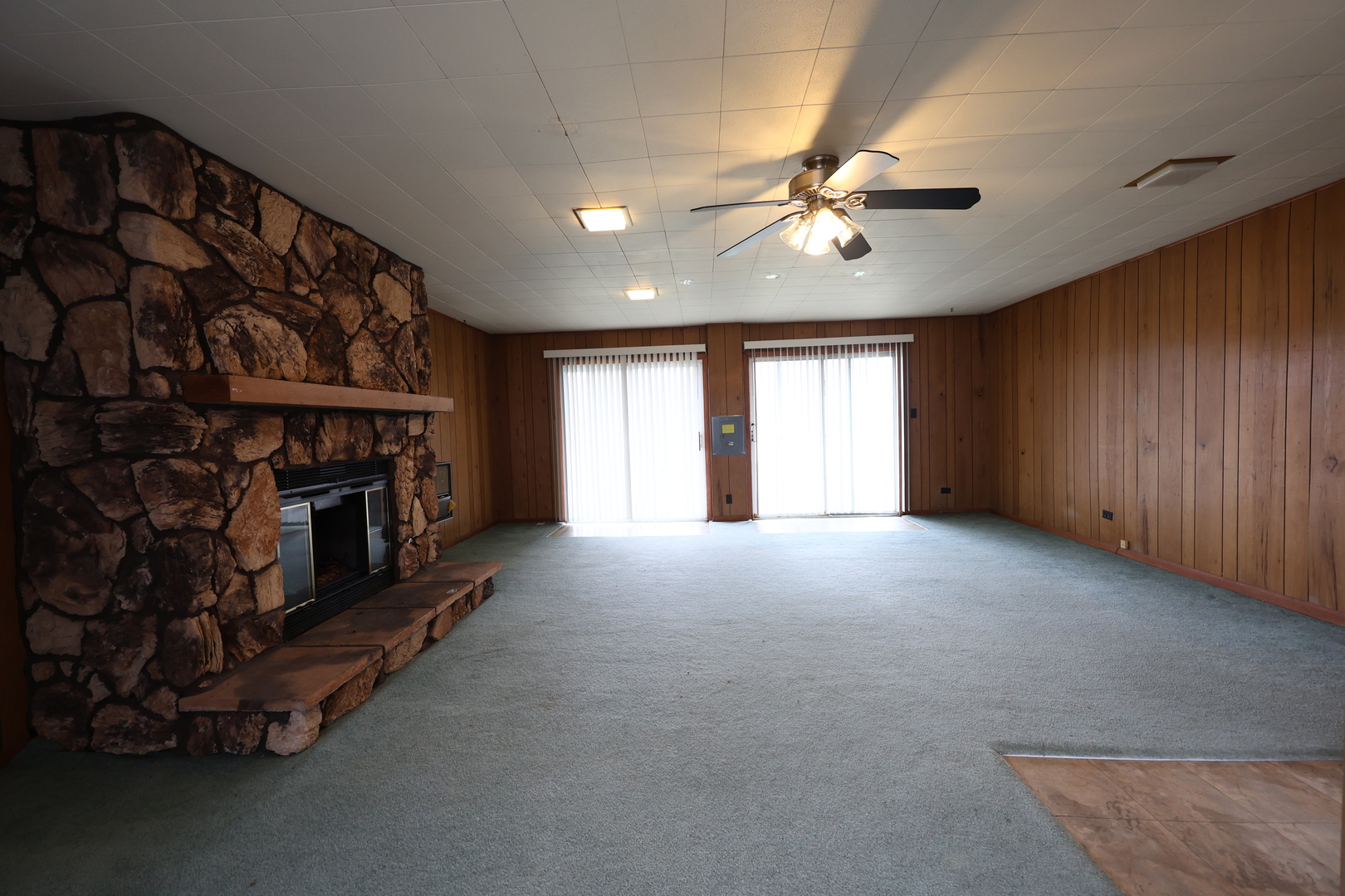 704 LINCOLNWOOD Drive, Streamwood, IL 60107