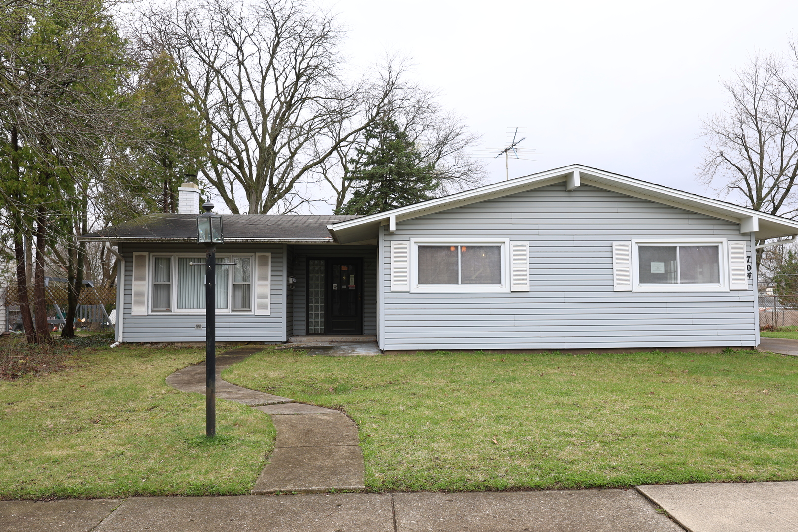 704 LINCOLNWOOD Drive, Streamwood, IL 60107