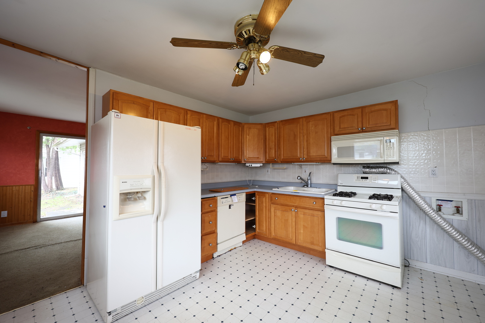 704 LINCOLNWOOD Drive, Streamwood, IL 60107