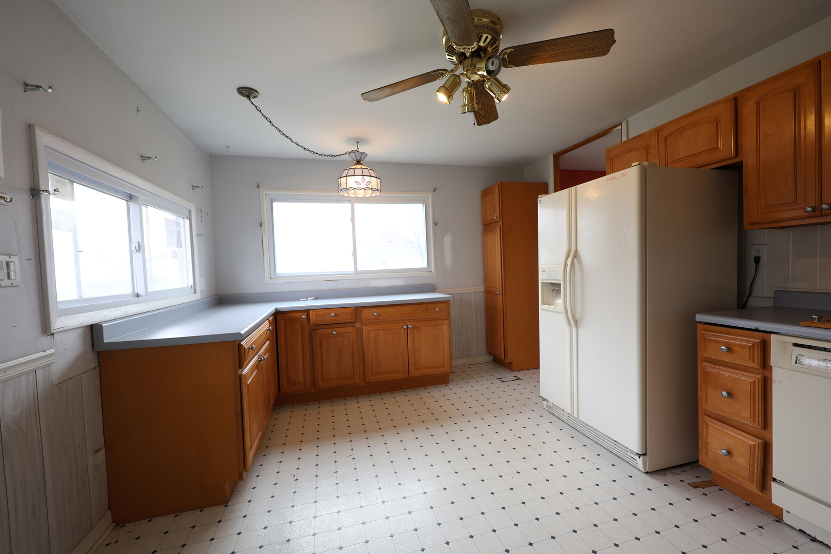 704 LINCOLNWOOD Drive, Streamwood, IL 60107