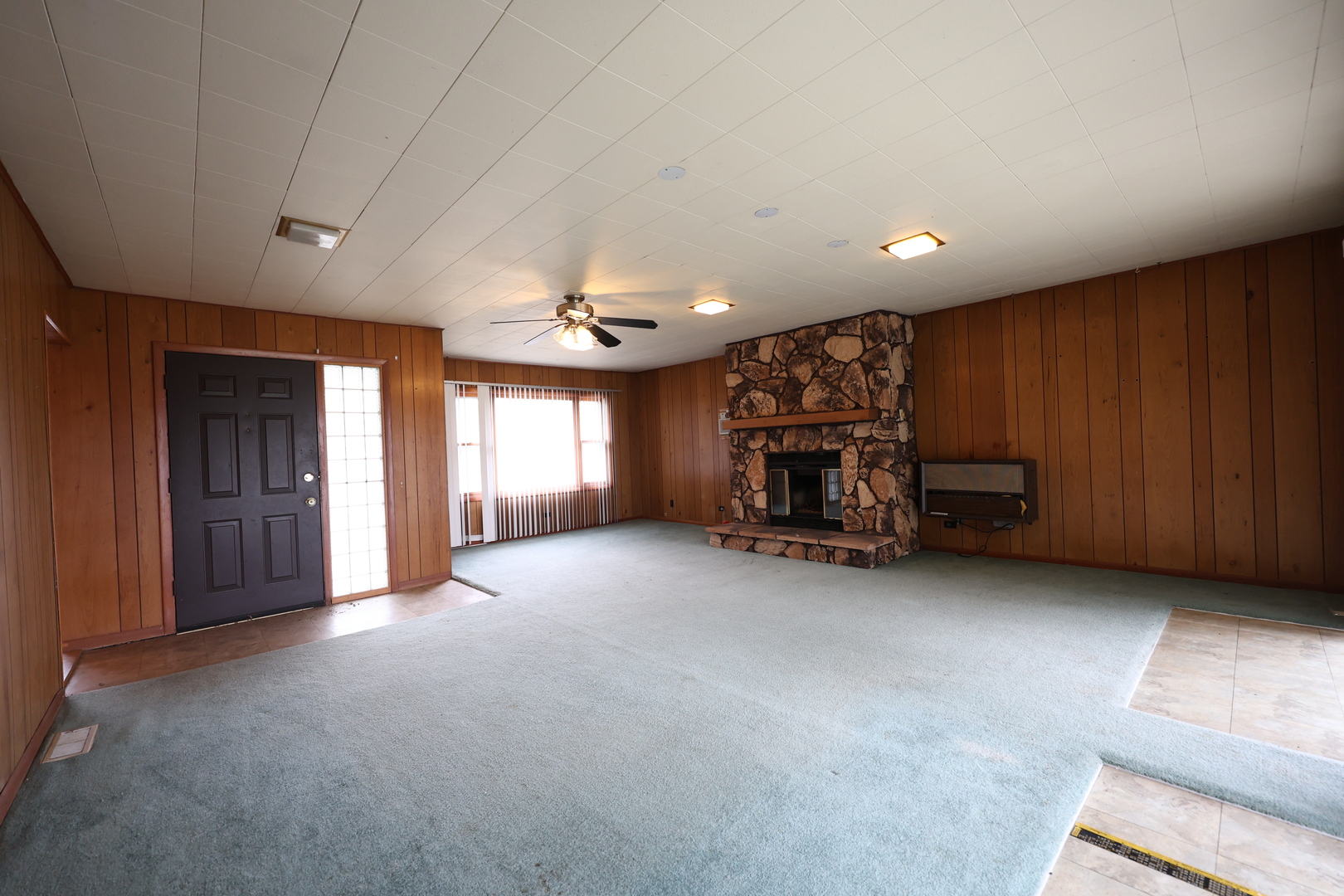 704 LINCOLNWOOD Drive, Streamwood, IL 60107