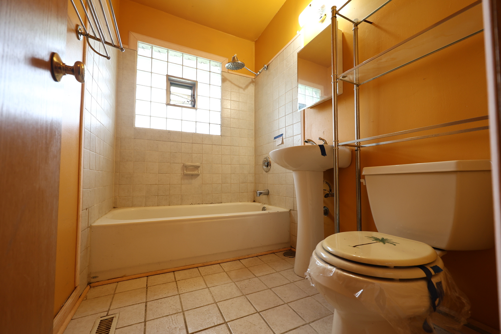 704 LINCOLNWOOD Drive, Streamwood, IL 60107