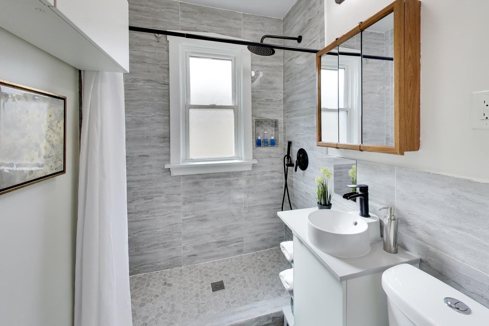 7006 W Jarvis Avenue, Niles, IL 60714