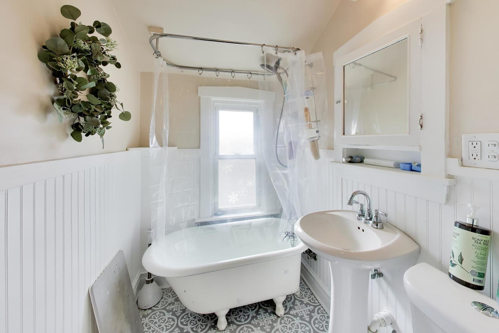 7006 W Jarvis Avenue, Niles, IL 60714