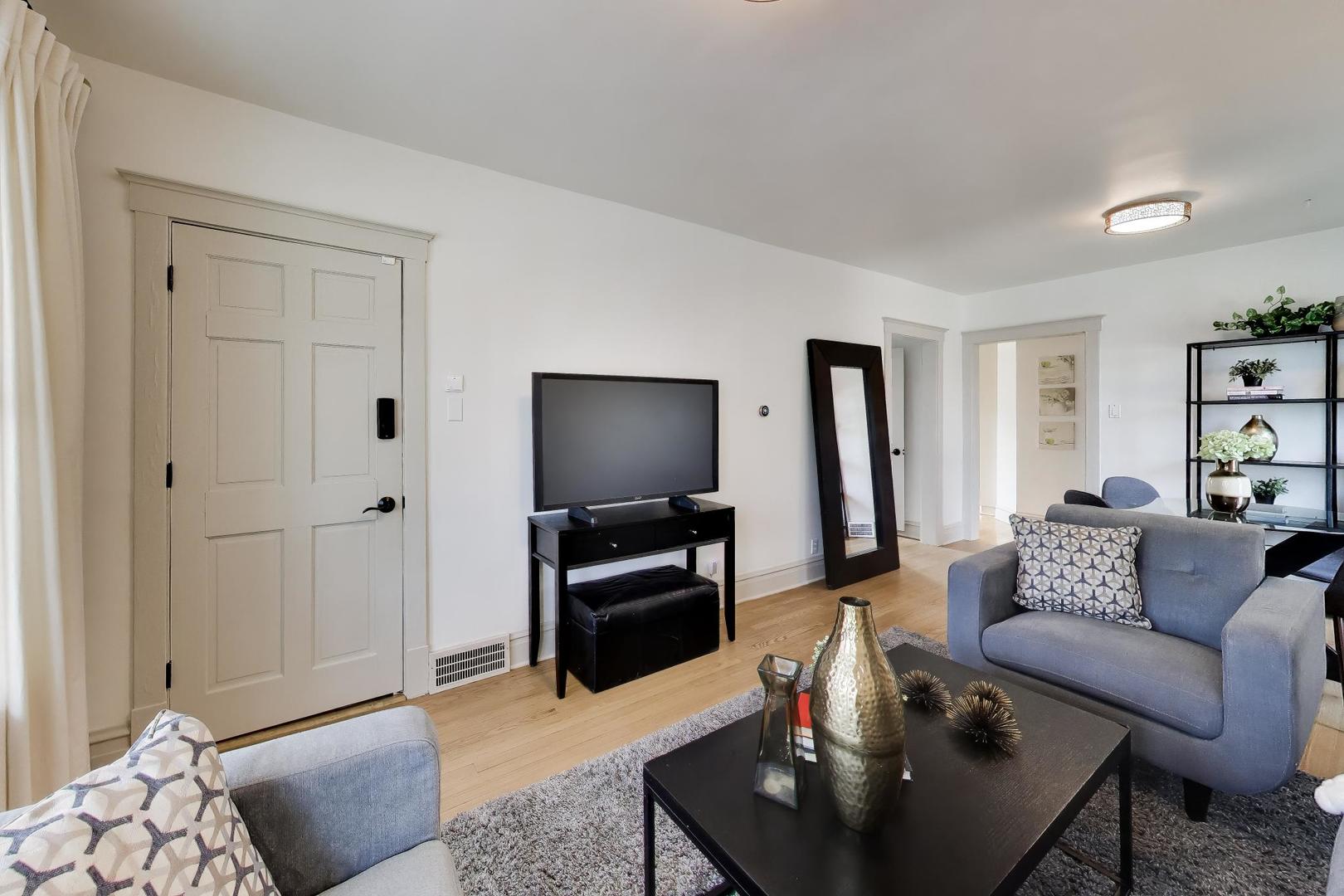 7006 W Jarvis Avenue, Niles, IL 60714