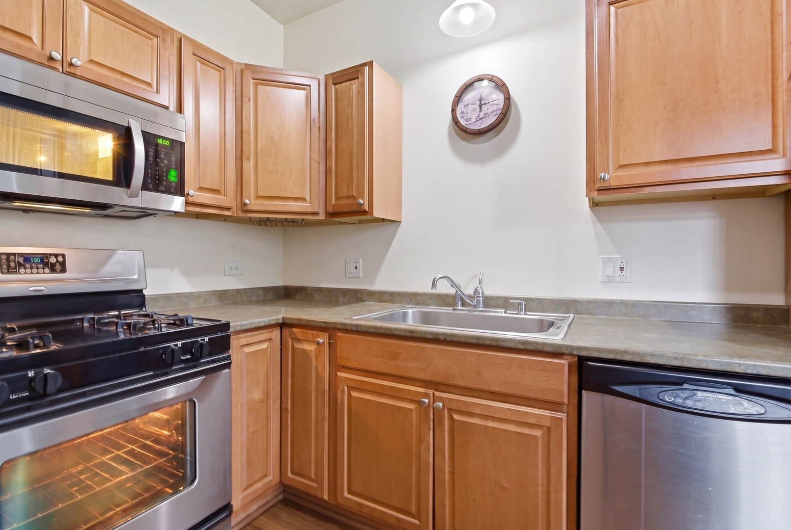 207 Canterbury Court, Oswego, IL 60543