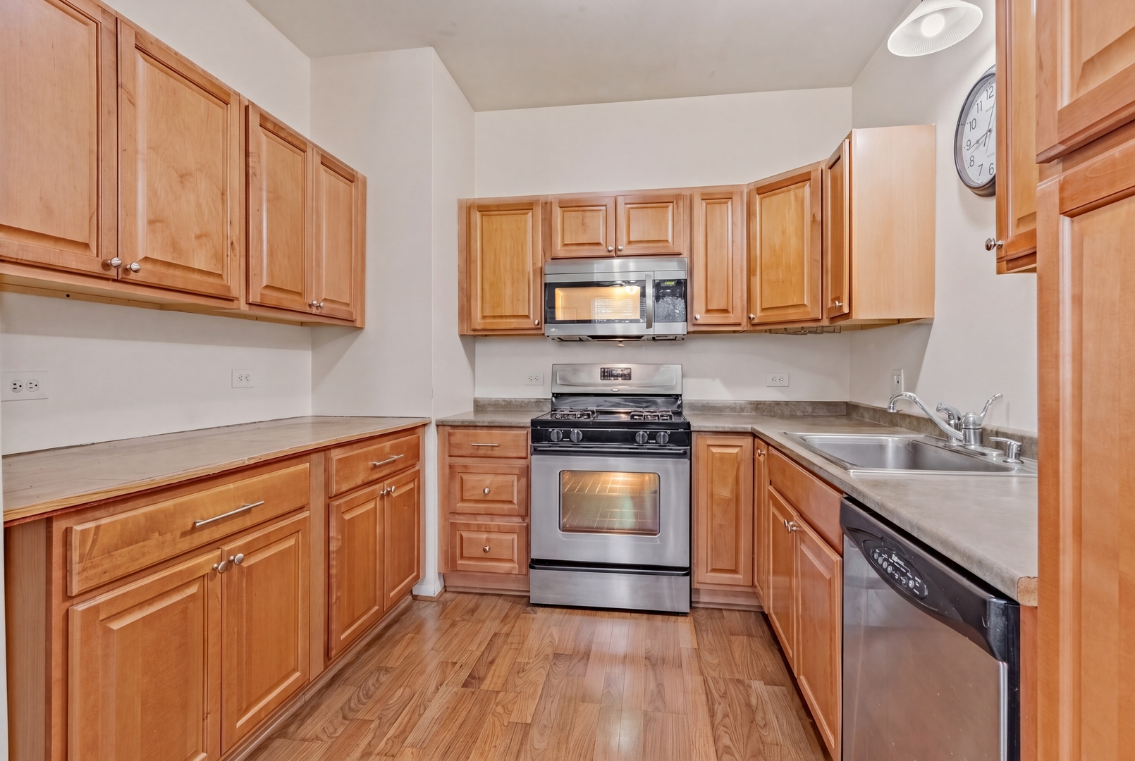 207 Canterbury Court, Oswego, IL 60543