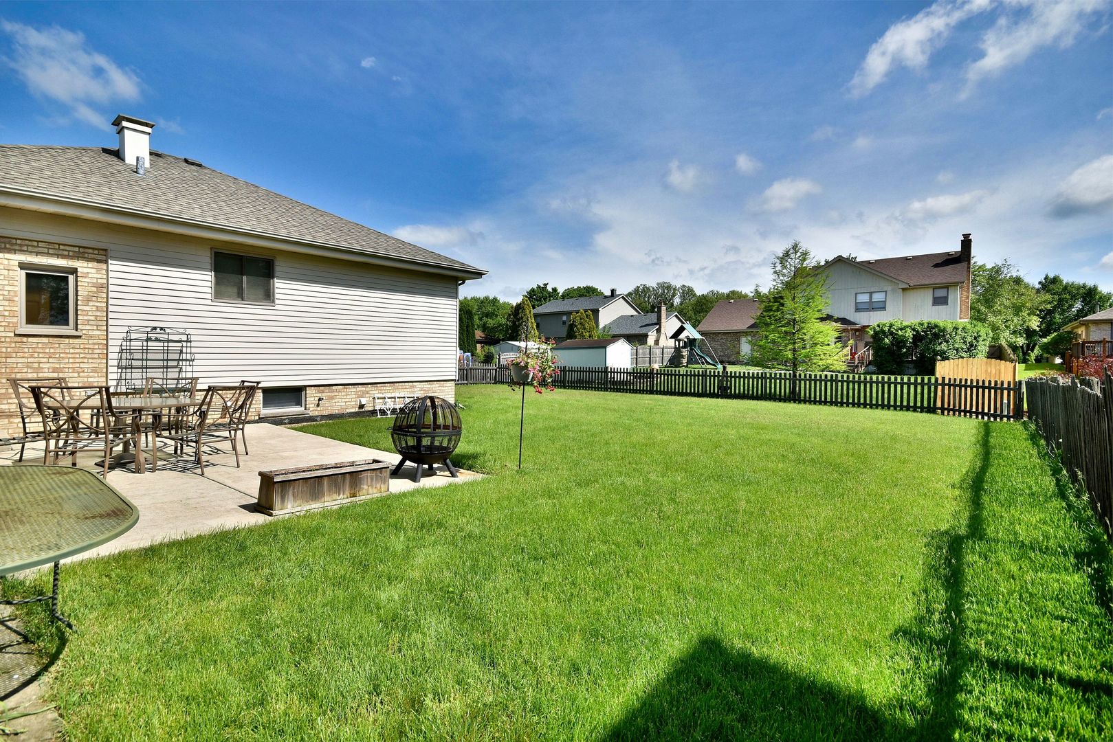 1263 Harleyford Road, Woodridge, IL 60517