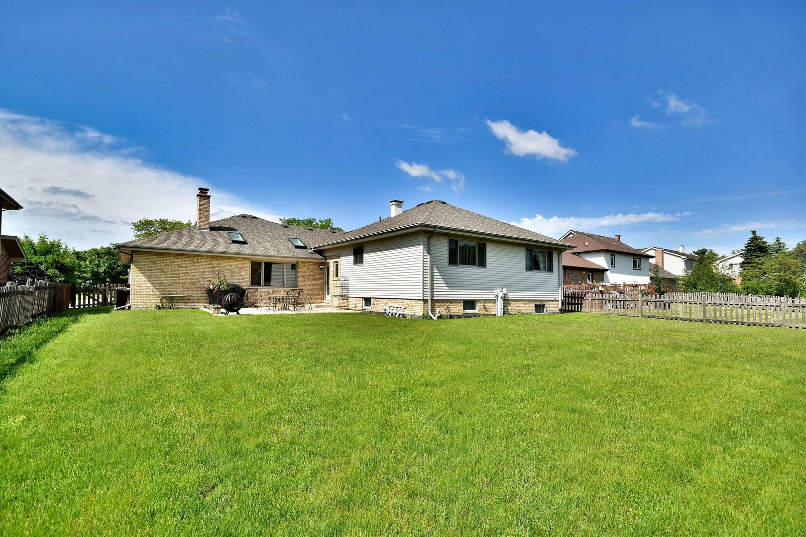 1263 Harleyford Road, Woodridge, IL 60517